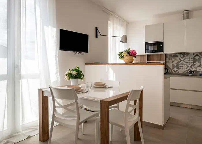Guesthost - Mare Monti 1-5-6-8 Apartman *